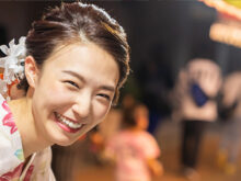 祭りを楽しむ女性