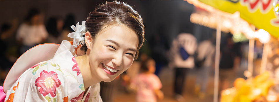祭りを楽しむ女性