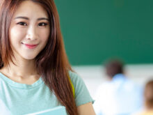 大学の授業が終わった所の女性