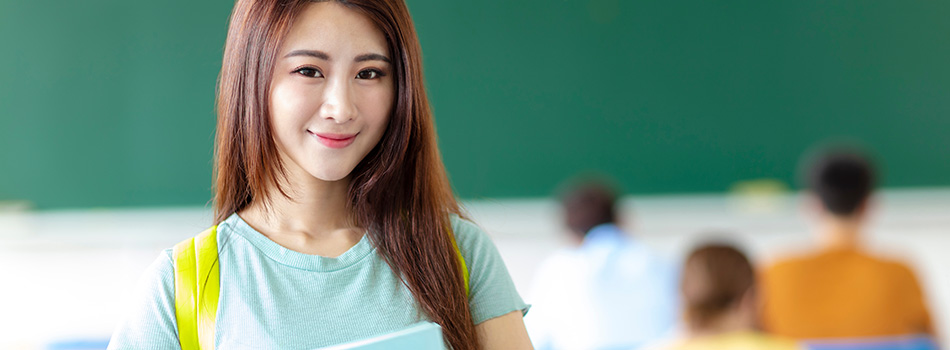 大学の授業が終わった所の女性