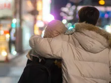 街中を歩く仲の良い男女