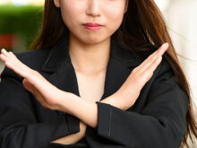 激しくお断りする女性